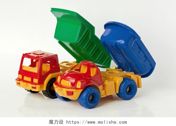 白色背景上的两辆玩具车玩具车